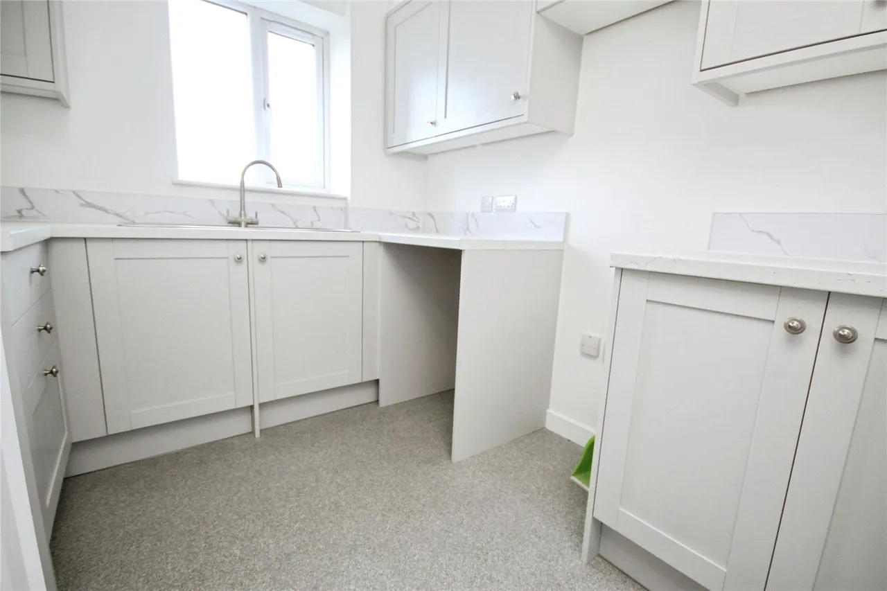 Chantress Close, Dagenham, RM10, photo 2