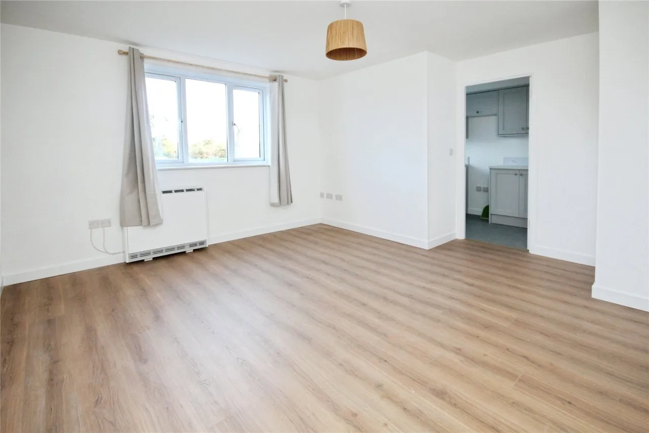Chantress Close, Dagenham, RM10, photo 3