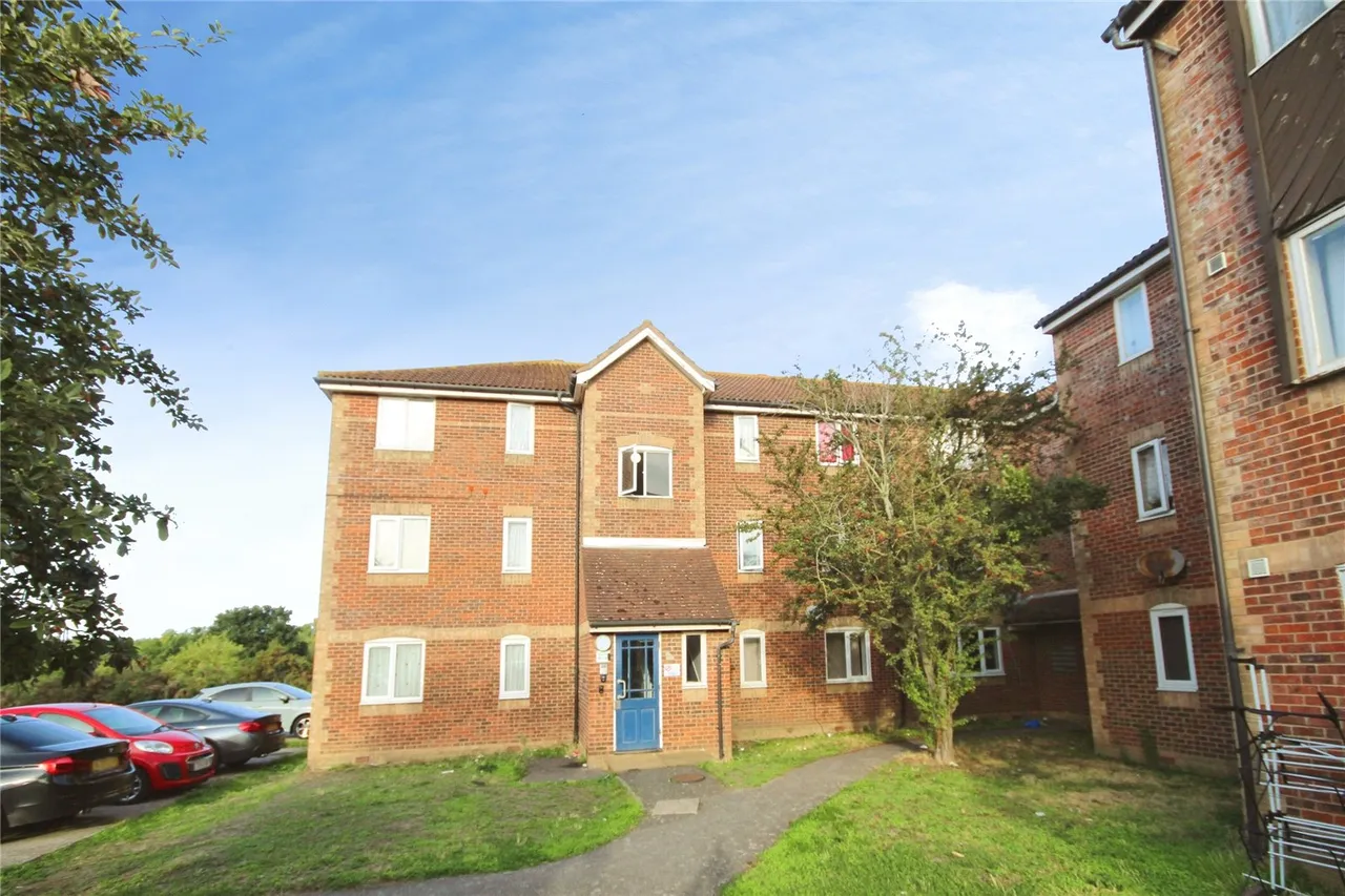 2 bed flat to rent — Chantress Close, Dagenham, RM10