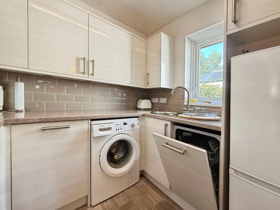 New Road, Crowthorne, RG45, photo 3