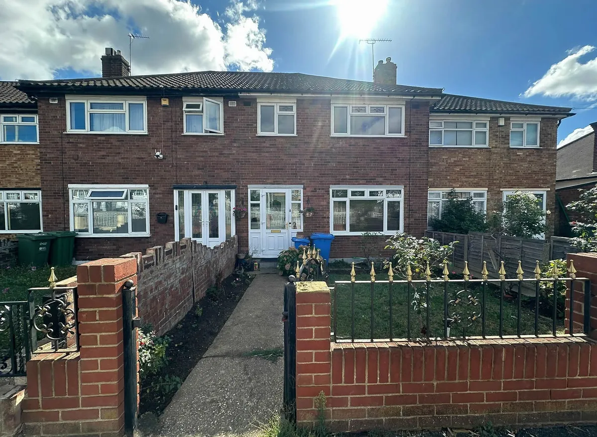 3 bed house for sale, Eastern Avenue East, Romford, RM1