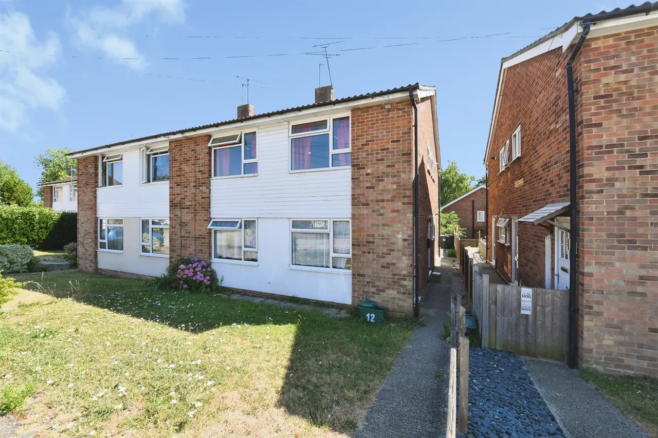 2 bed flat for sale — Kelvedon Close, Chelmsford