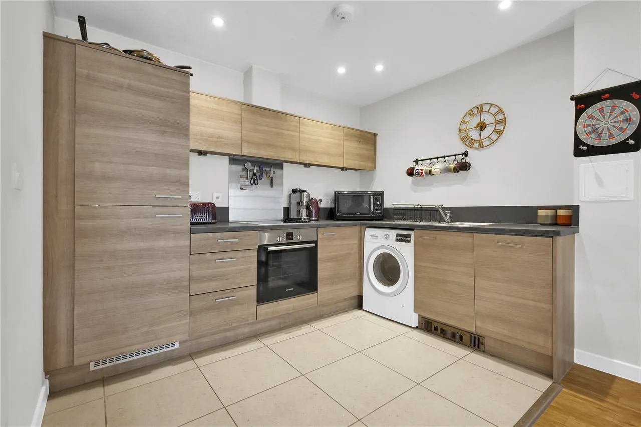 Commercial Road, London, E14, photo 11