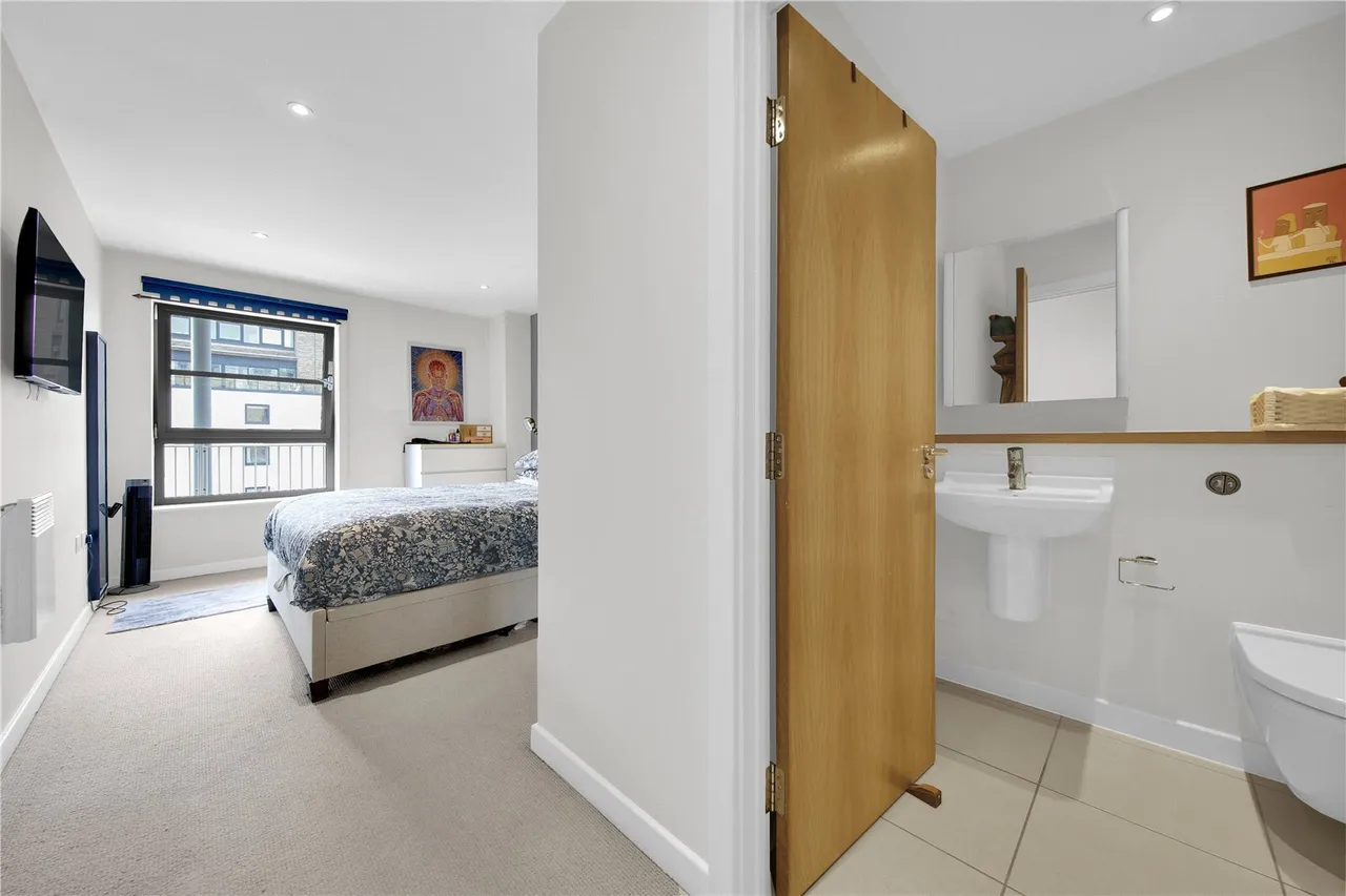 Commercial Road, London, E14, photo 14