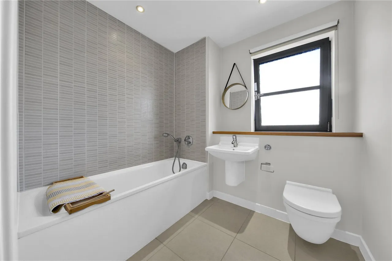 Commercial Road, London, E14, photo 21