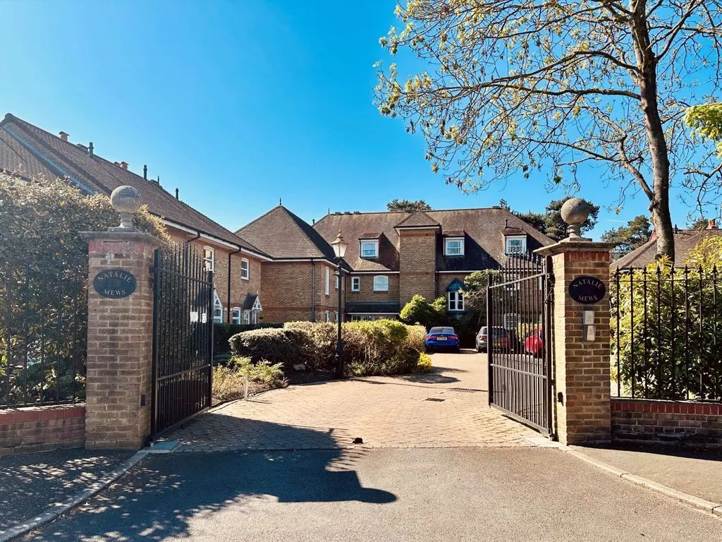 2 bed property for sale, Natalie Mews, TW2