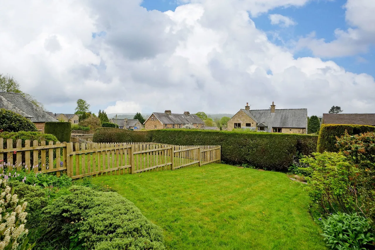 Over Road, Baslow, photo 10