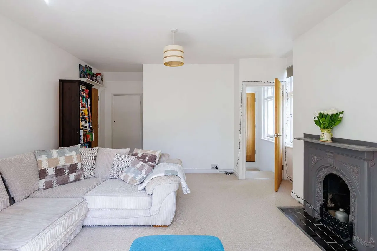 Pit Farm Road, Guildford, Surrey, GU1 2JH, photo 3