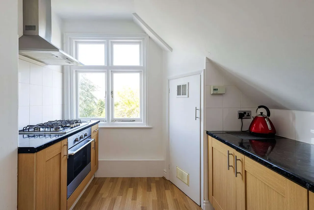 Pit Farm Road, Guildford, Surrey, GU1 2JH, photo 7