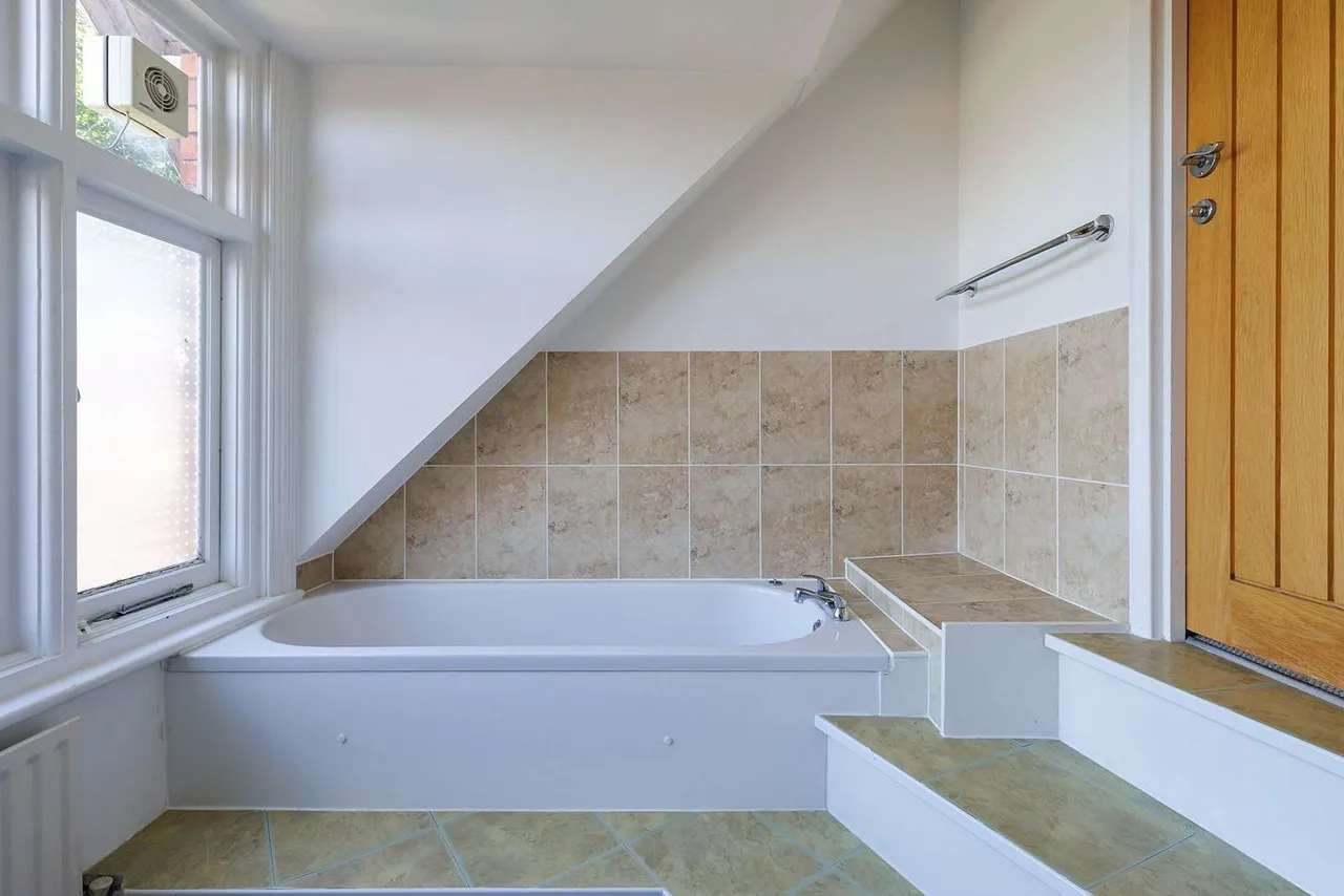 Pit Farm Road, Guildford, Surrey, GU1 2JH, photo 11