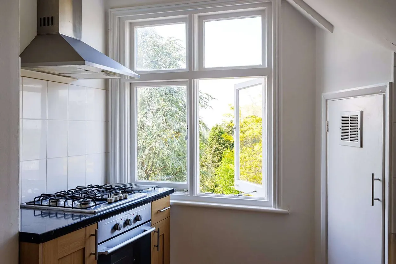 Pit Farm Road, Guildford, Surrey, GU1 2JH, photo 8