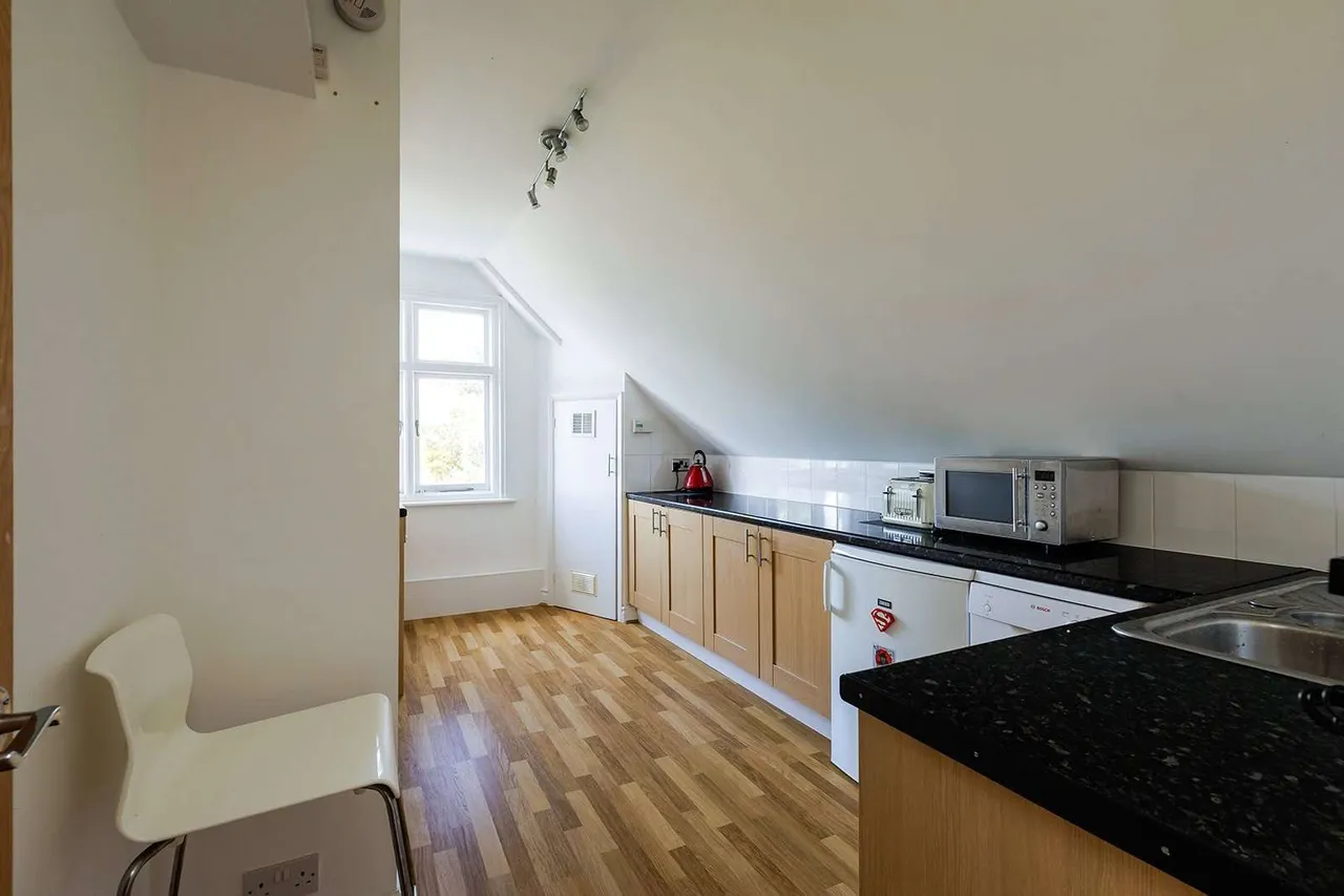 Pit Farm Road, Guildford, Surrey, GU1 2JH, photo 6