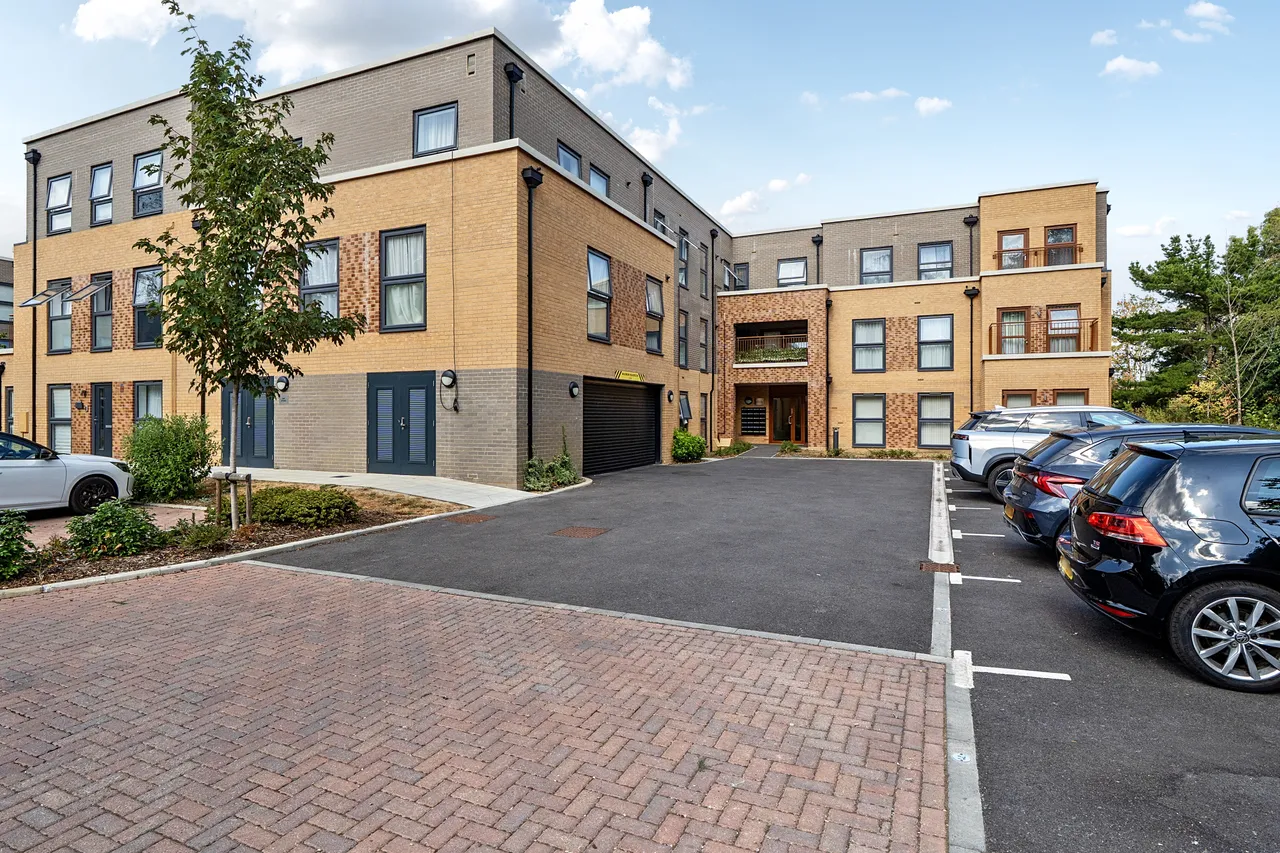 1 bed flat for sale — Cornwall Gardens, Taplow, Maidenhead,...