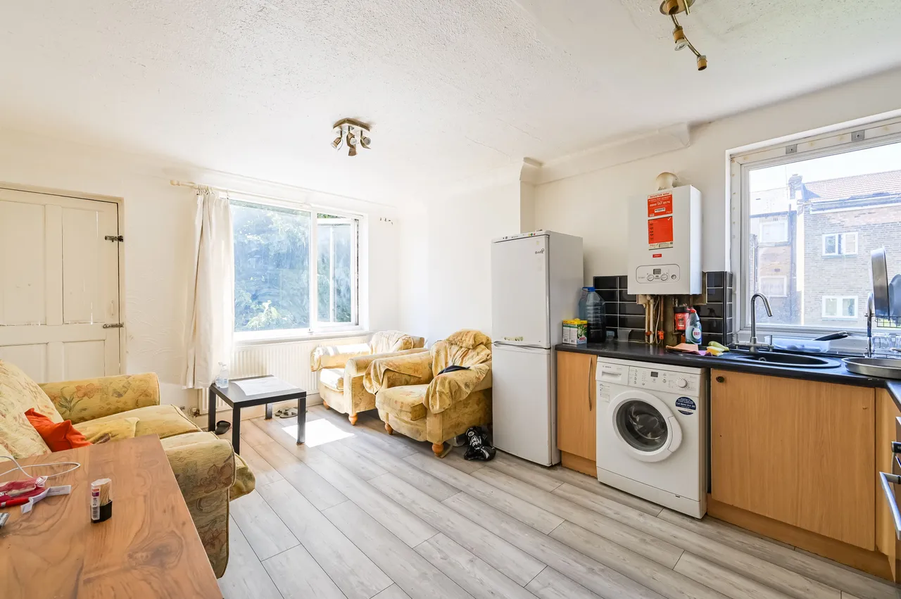 3 bed flat for sale — Flat 12, Grange Court, London