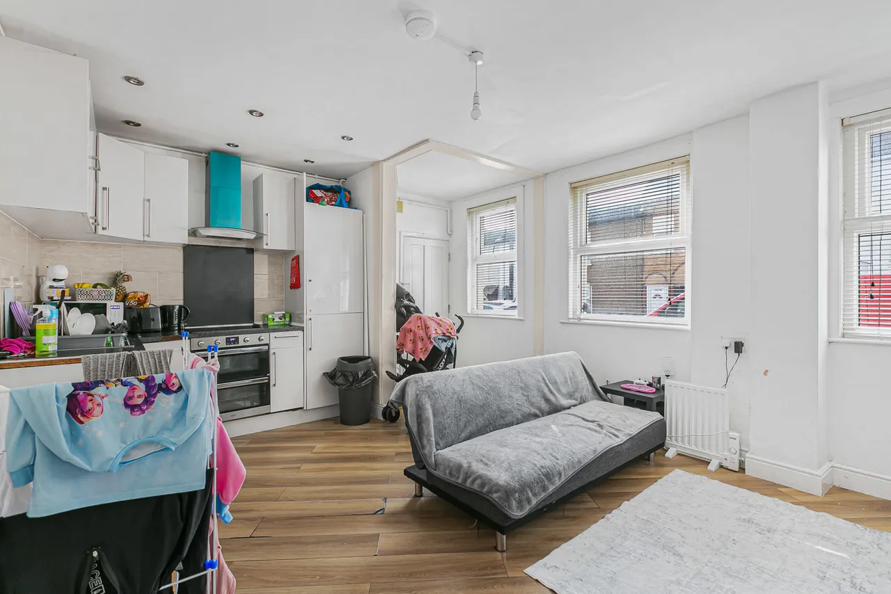 2 bed flat for sale, Clifton Road, London, SE25