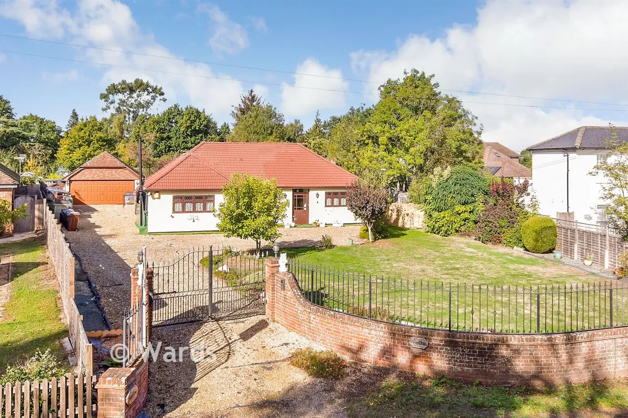 4 bed house for sale, Wrotham Road, South Street, DA13