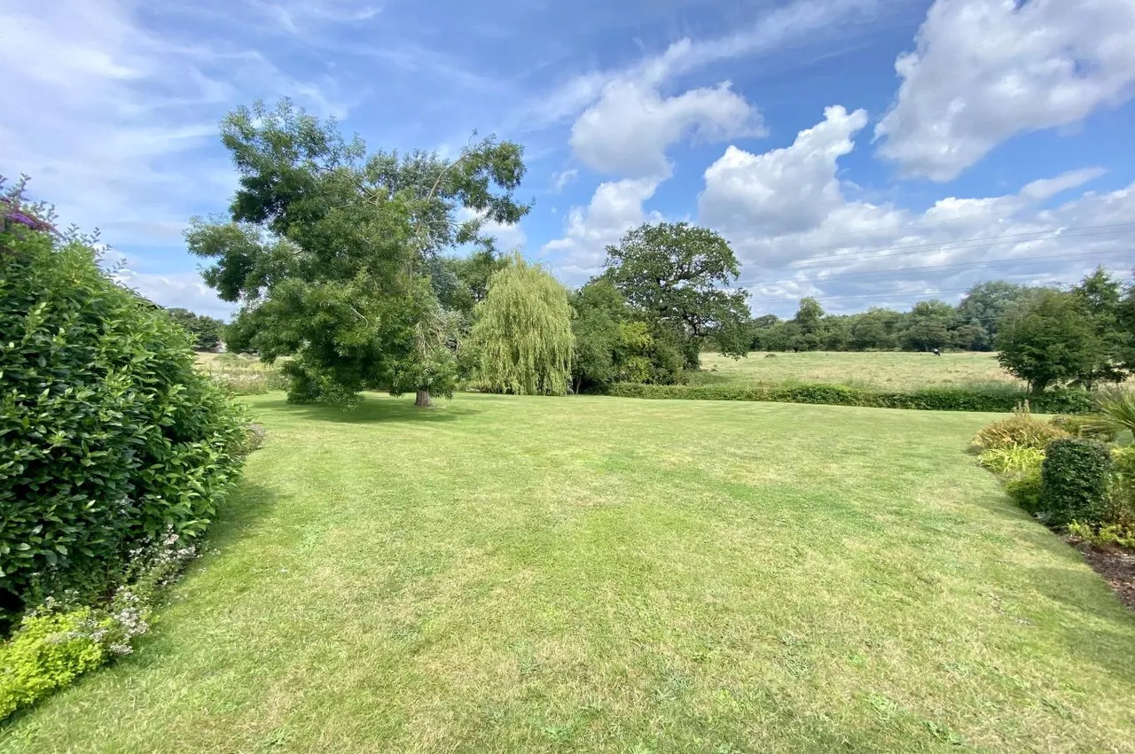 Throop Road, BH8, photo 33