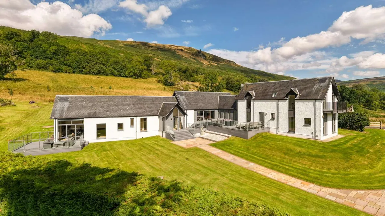 5 bed house for sale — Drumcharry Steading, Keltneyburn, Aberfeldy, Perthshire, PH15 2LQ