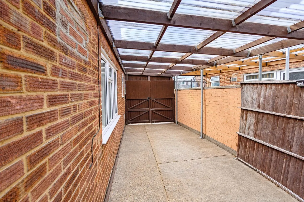 Monton Close, Luton, LU3, photo 10