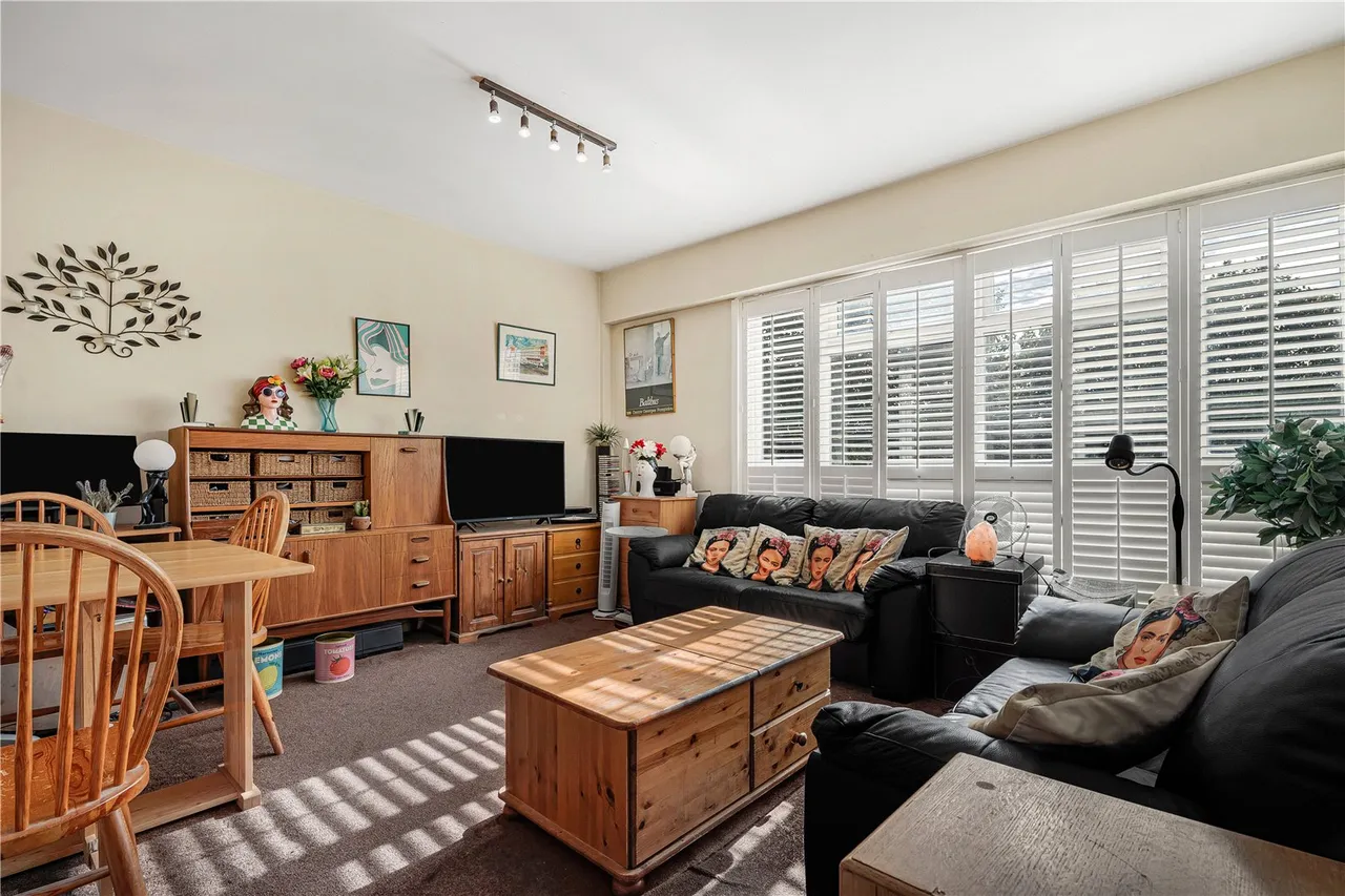 2 bed flat for sale, Upper Richmond Road, London, SW15