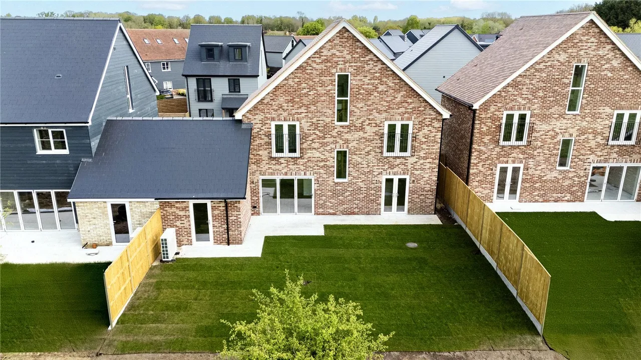 4 bed house for sale — The Chimes, Old Nazeing Road, Broxbourne, Essex, EN10 6RJ