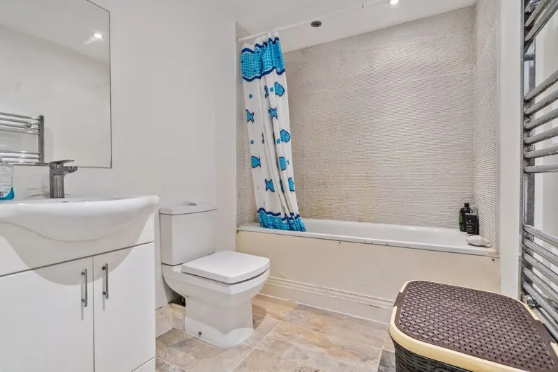 Kings Avenue, Greenford, photo 7