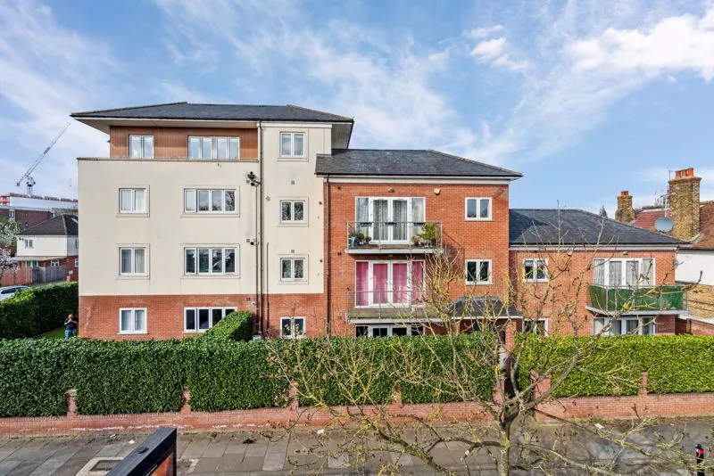 3 bed flat for sale — Kings Avenue, Greenford