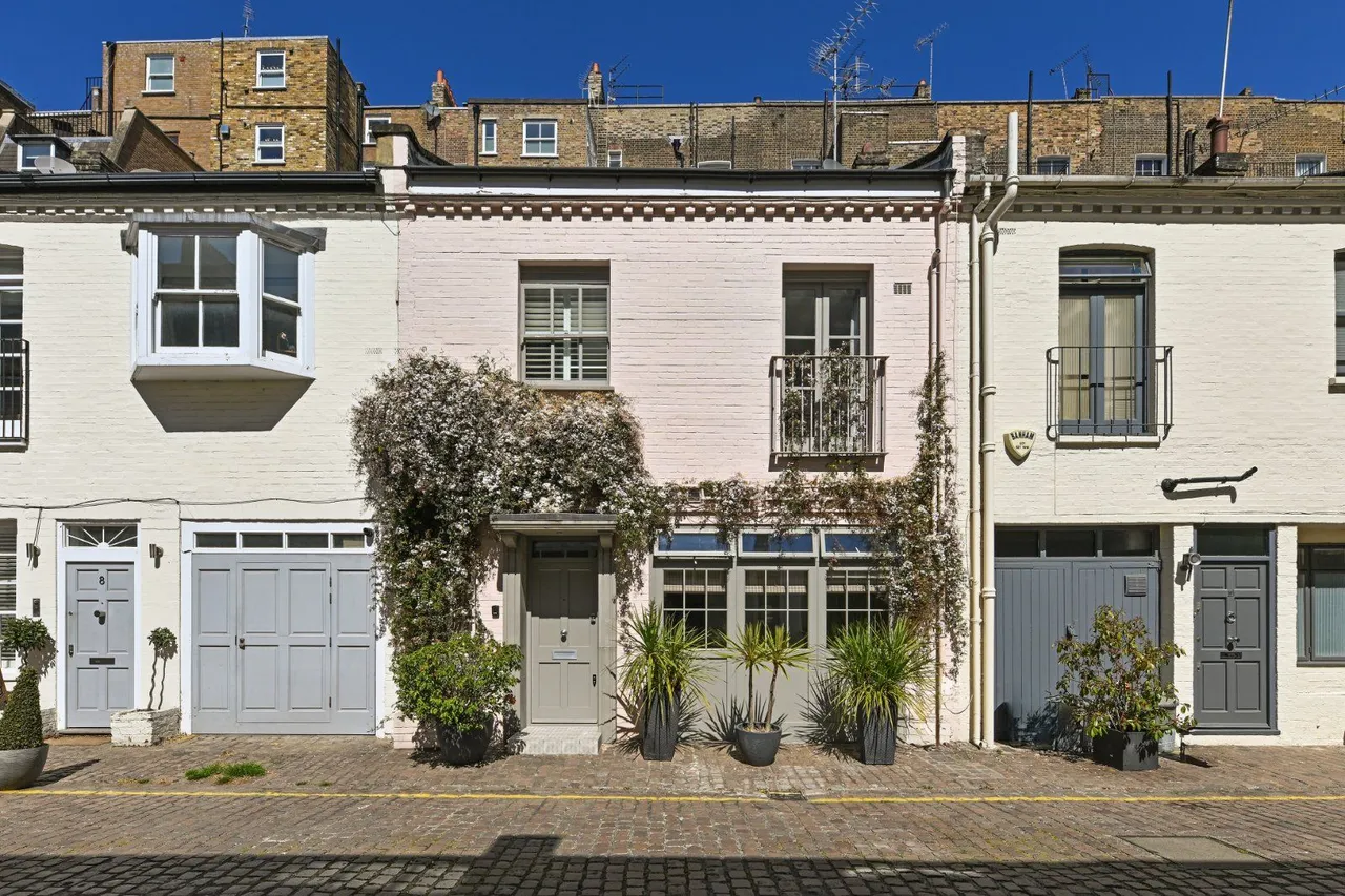 3 bed property for sale — Petersham Mews, South Kensington, London, SW7 5NR
