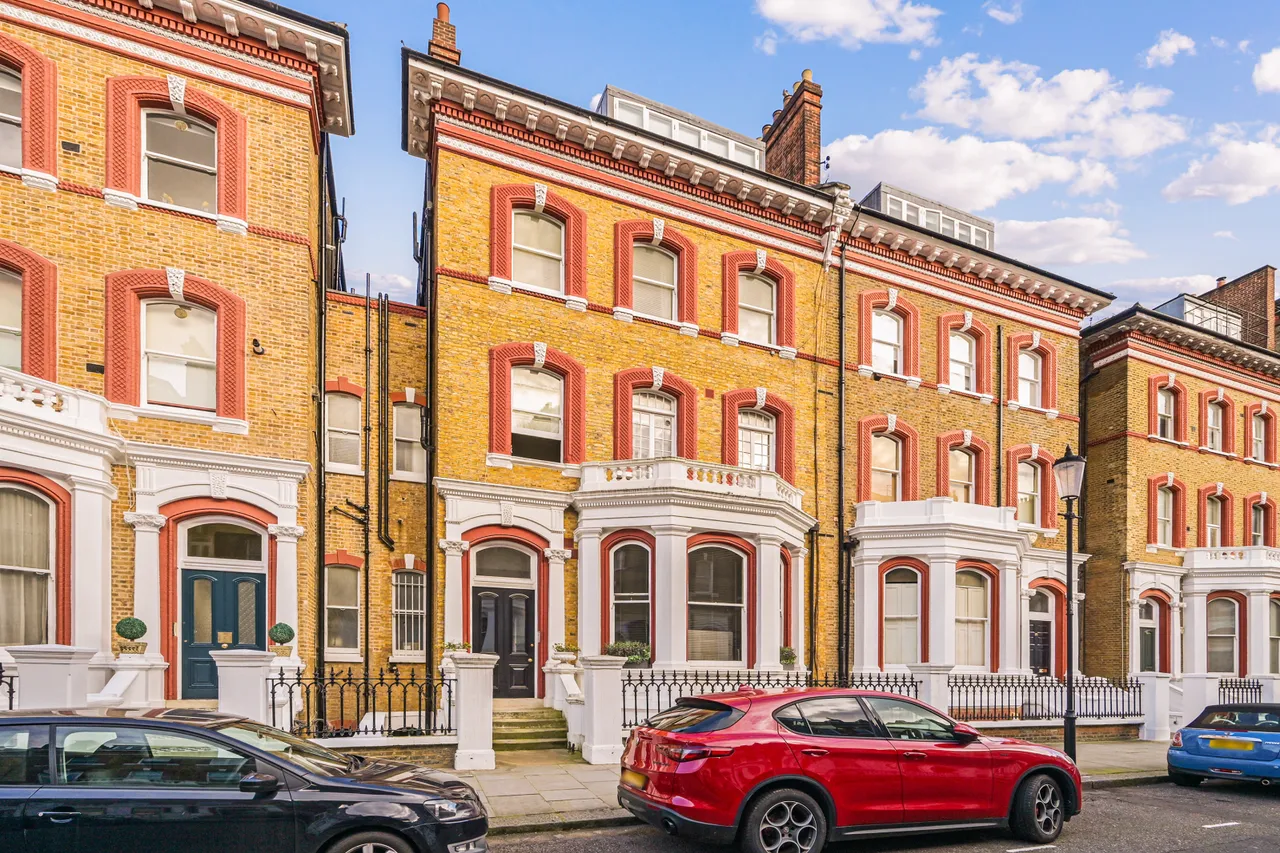 1 bed flat for sale, Roland Gardens, South Kensington, SW7