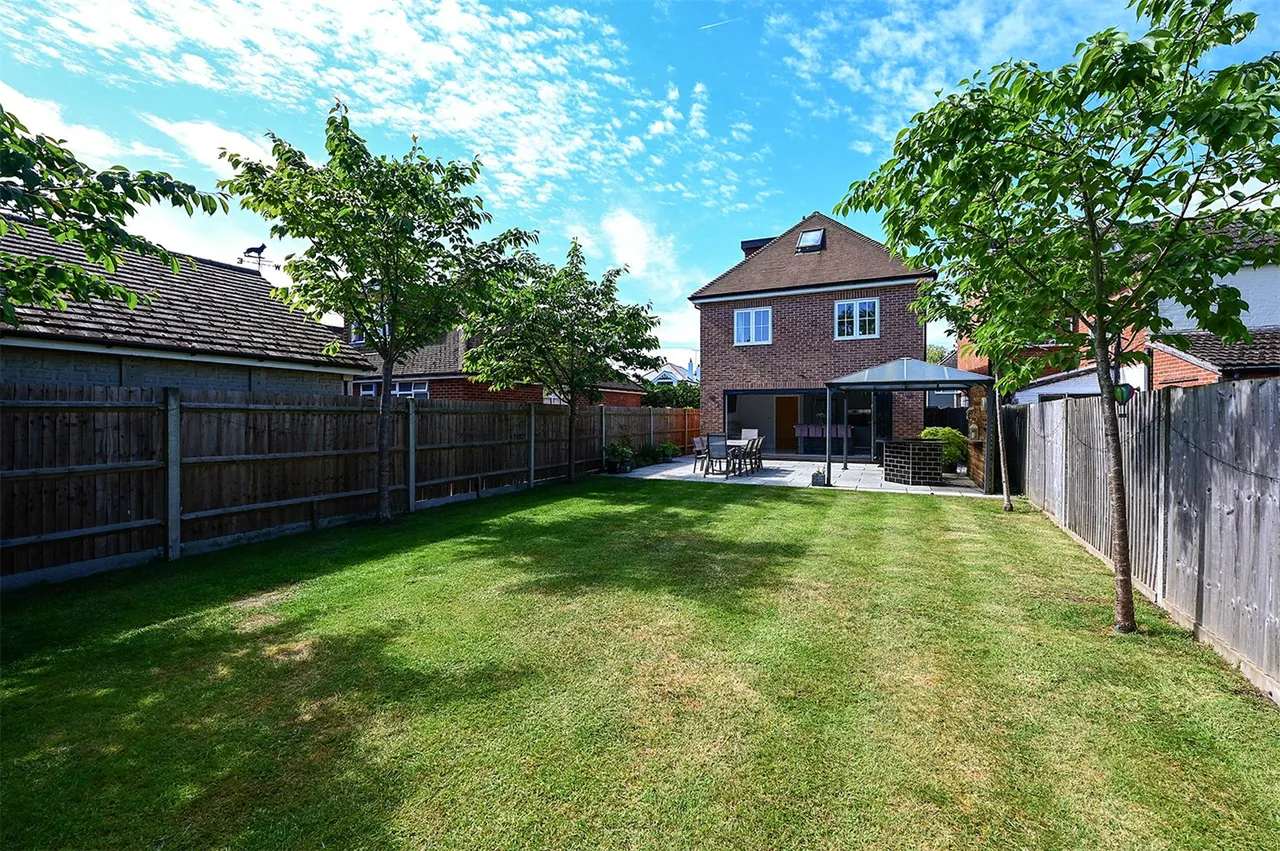 Coleford Bridge Road, Mytchett, Camberley, Surrey, GU16 6DT, photo 2