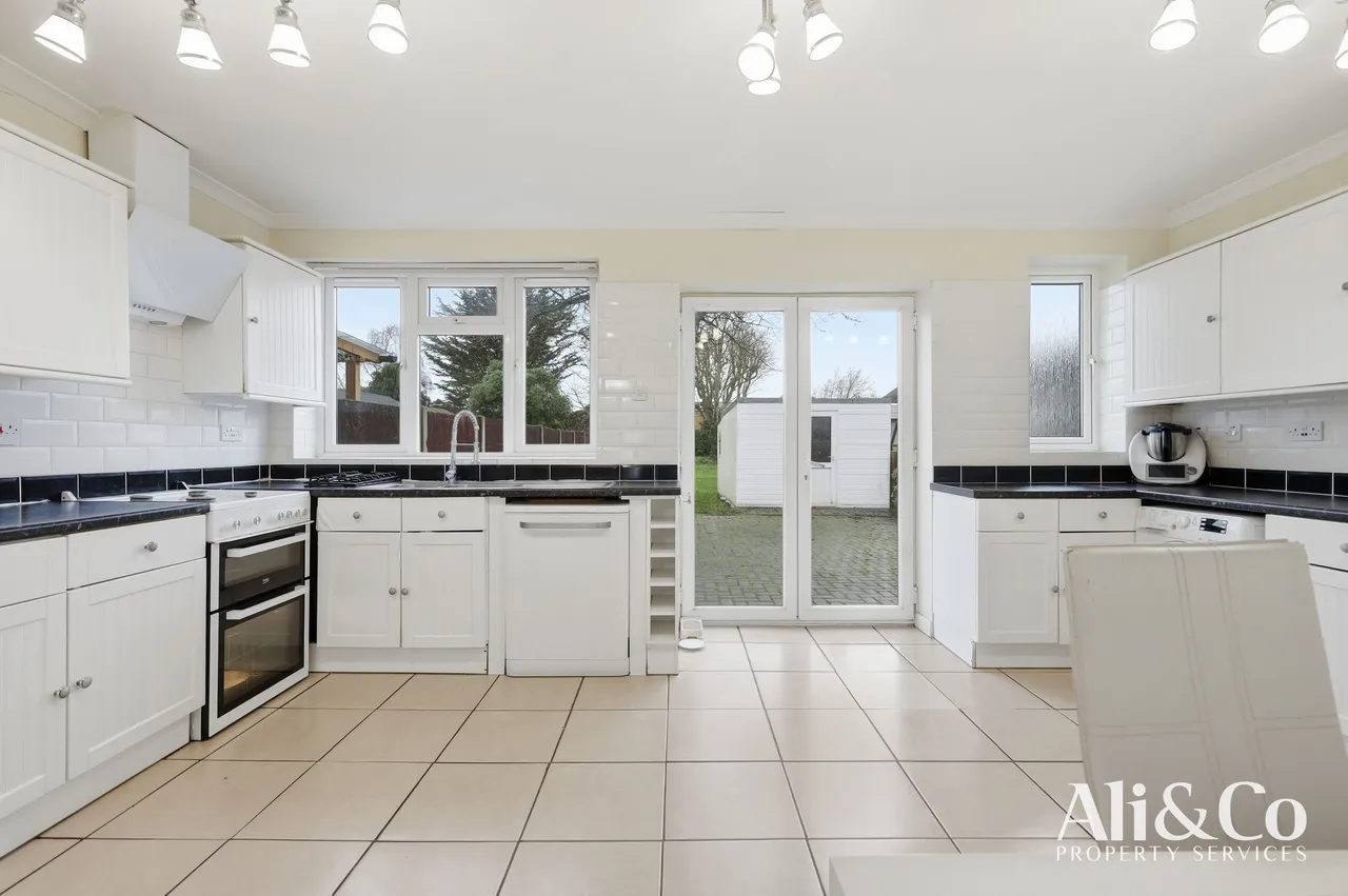 Heathview Road, Grays, Essex, RM16 2RS, photo 3