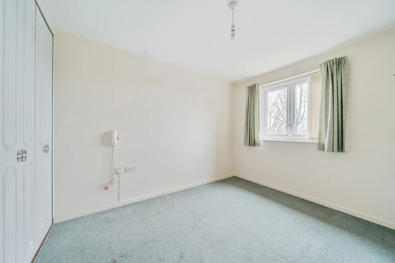 Neal Close, HA6, photo 19
