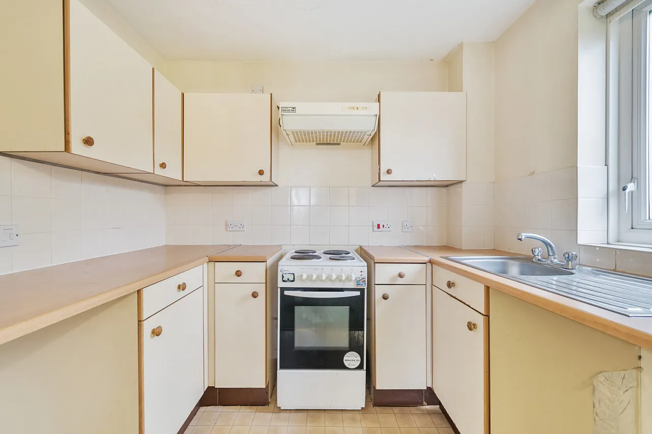 Neal Close, HA6, photo 4