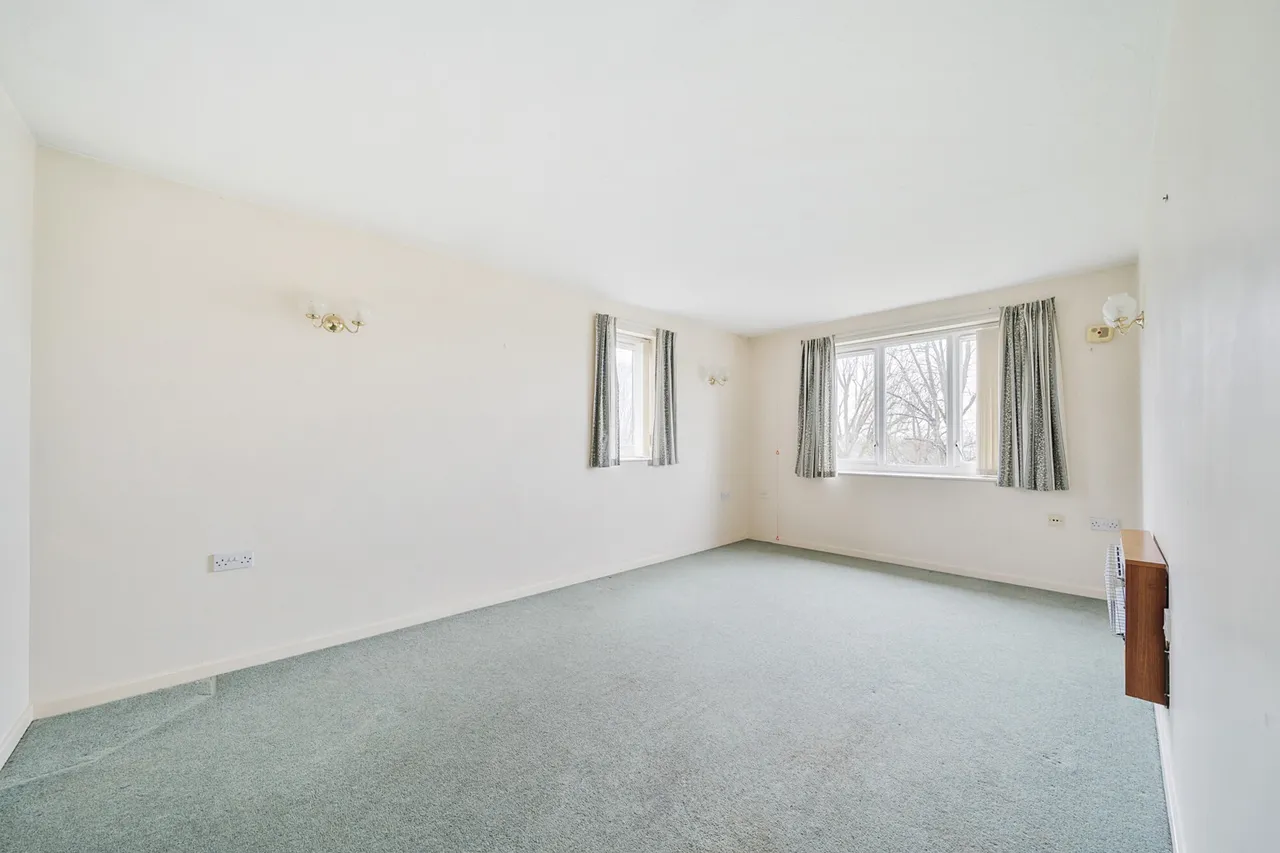 Neal Close, HA6, photo 2