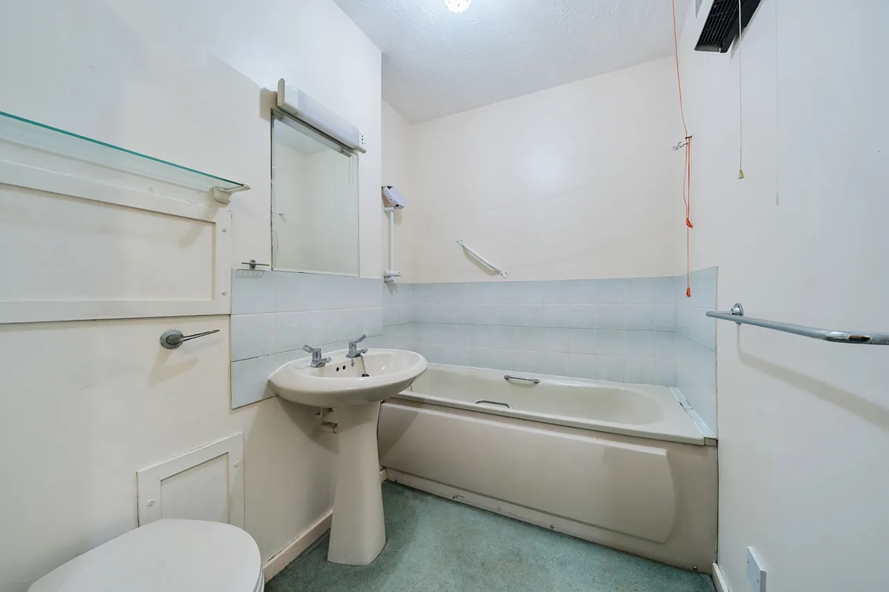 Neal Close, HA6, photo 8