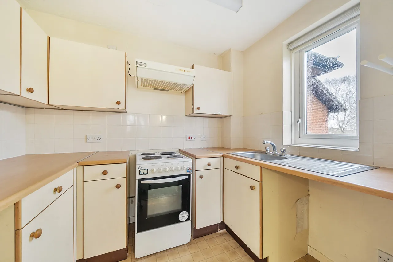 Neal Close, HA6, photo 5