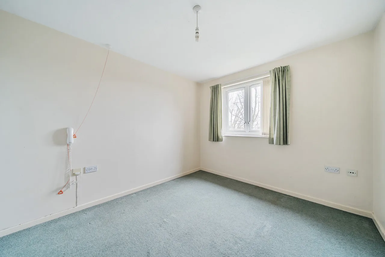 Neal Close, HA6, photo 18