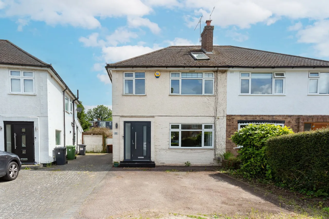 4 bed house for sale — 32 Rutherford Way, Bushey Heath