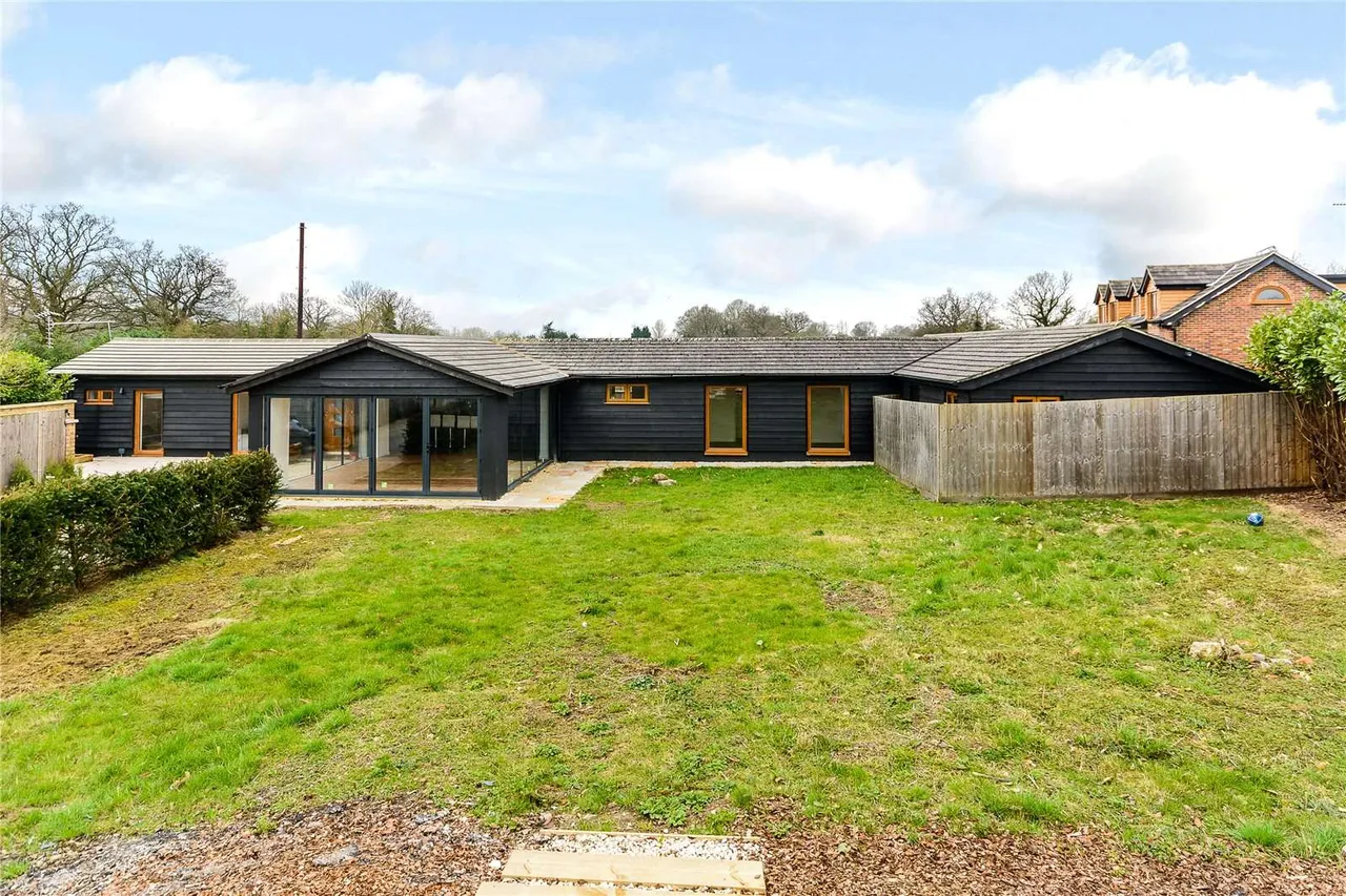 3 bed house to rent — White Lodge Farm, Bulls Lane, Brookmans Park, Hertfordshire, AL9 7AZ