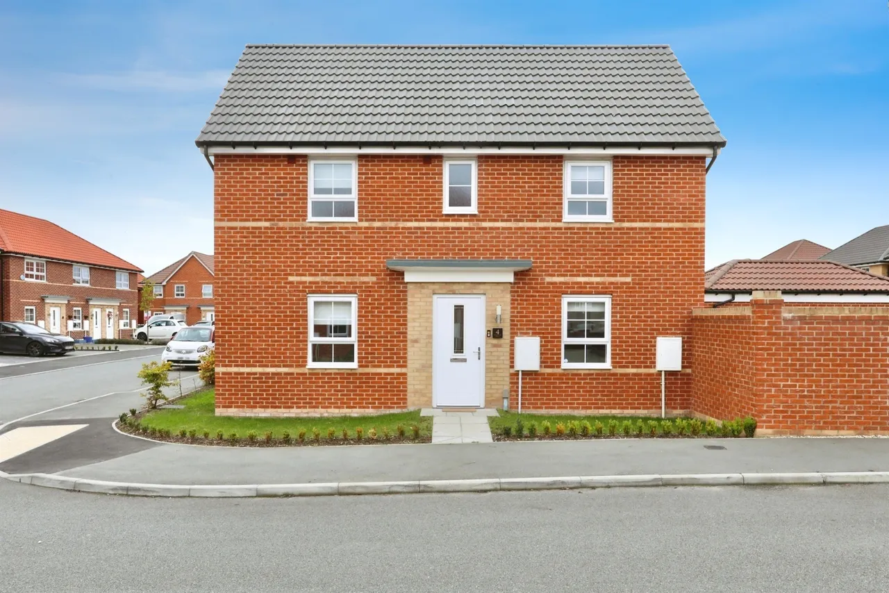 3 bed house for sale — Farleigh Drive, Harworth, Doncaster