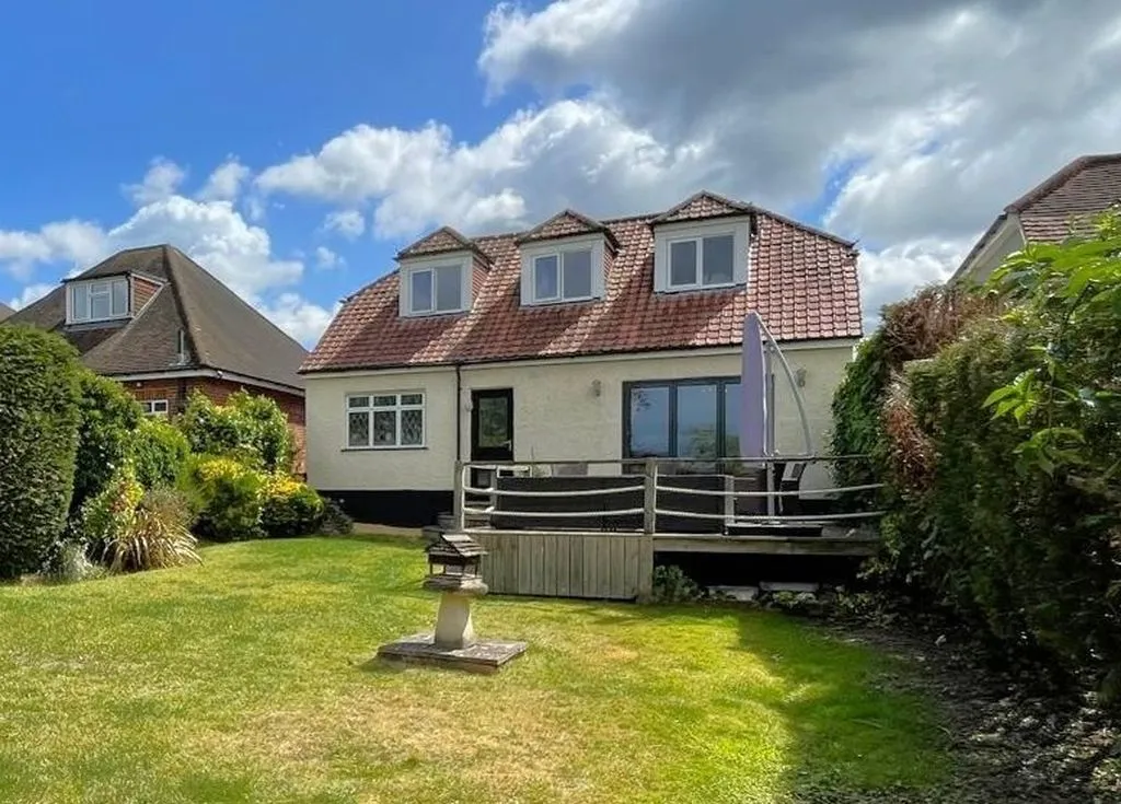4 bed house for sale — New Road, Bourne End SL8 5BJ