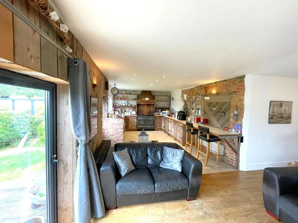 New Road, Bourne End SL8 5BJ, photo 6