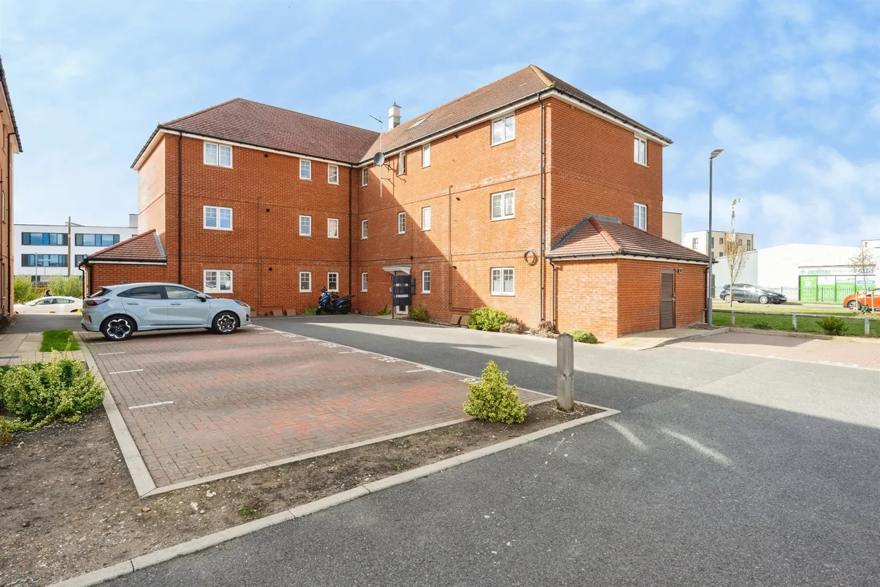 2 bed flat for sale, Elton Close, Aylesbury, HP18