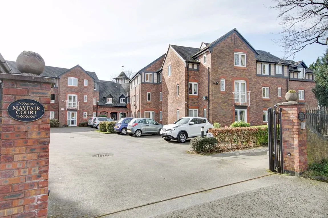 1 bed flat for sale — Mayfair Court, Timperley, Cheshire WA15 6UB