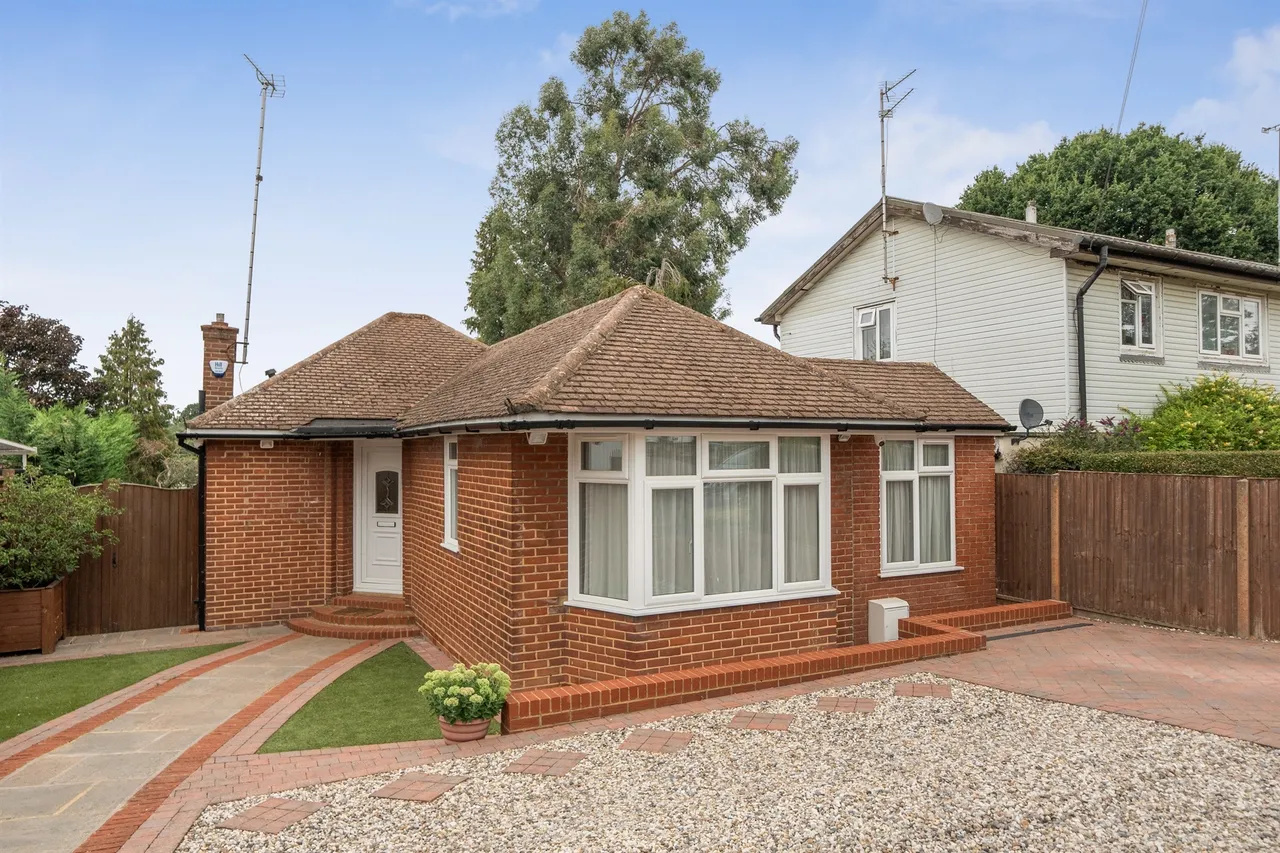3 bed house for sale — Lindal Crescent, Enfield