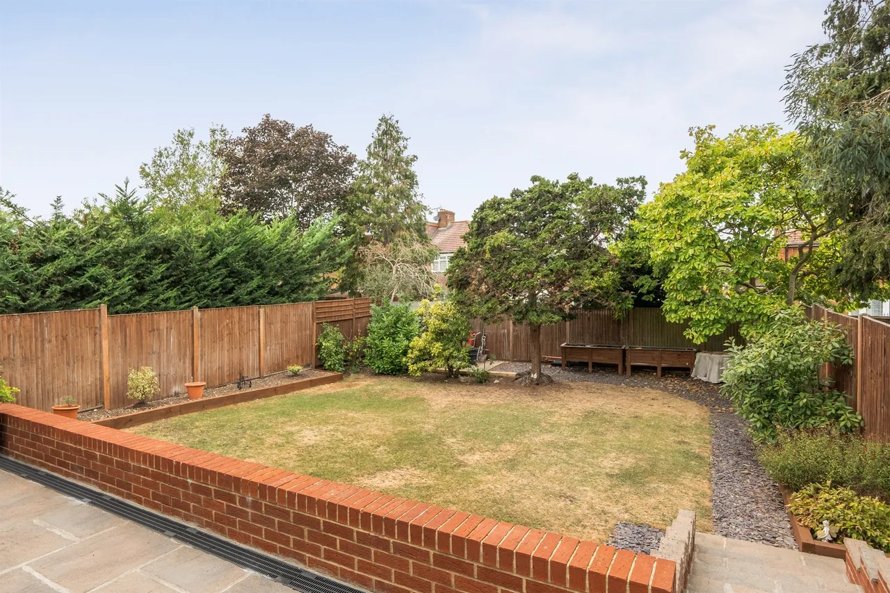 Lindal Crescent, Enfield, photo 2