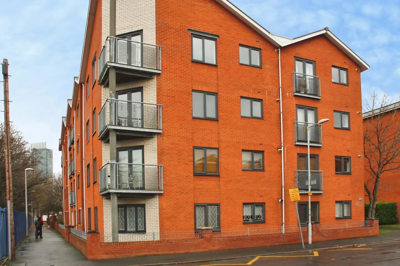 2 bed flat to rent, Newbold Walk, Manchester, M15