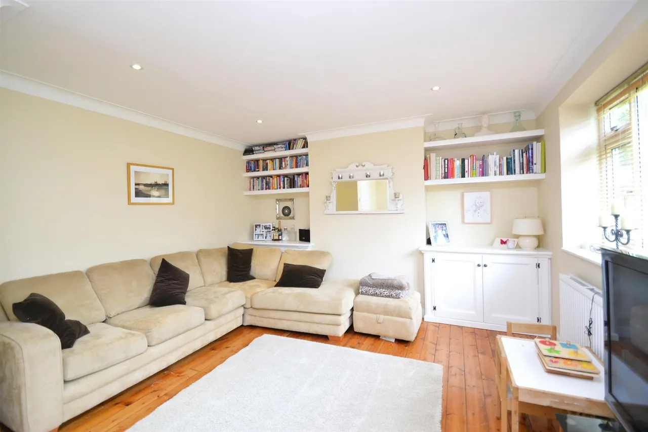3 bed flat to rent, Lonsdale Road, Barnes, SW13