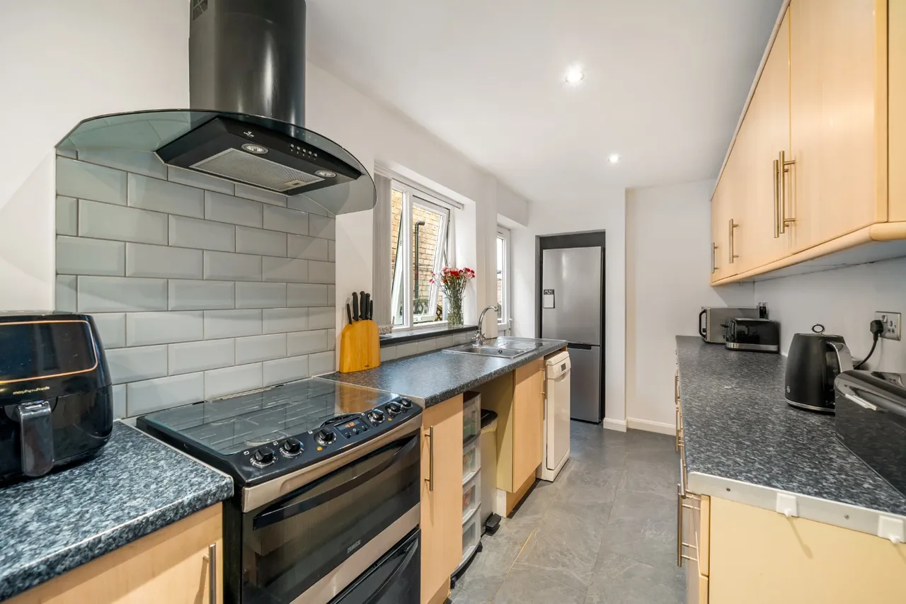 Corinne Close, Rednal, B45, photo 3