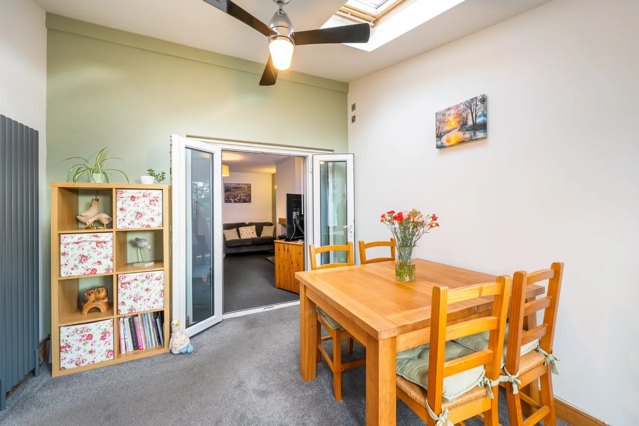 Corinne Close, Rednal, B45, photo 6